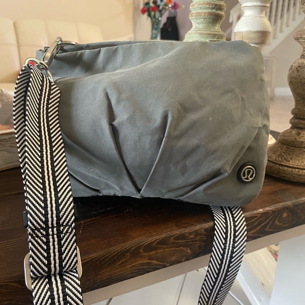 Lululemon hip to be free crossbody bag